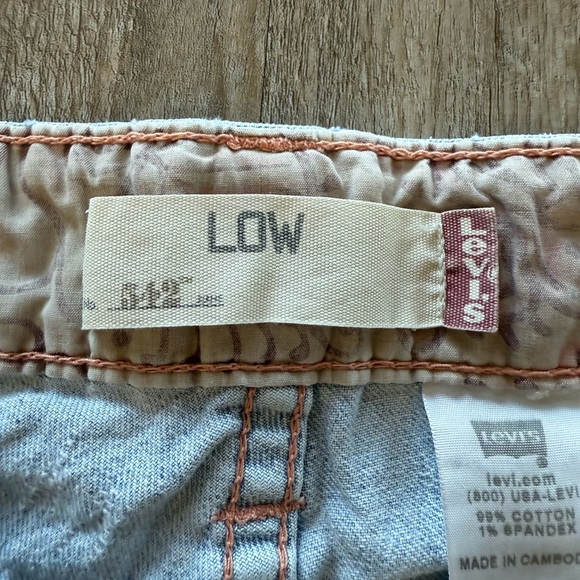 Levi’s Low Rise 542 Capris - Picture 3 of 7